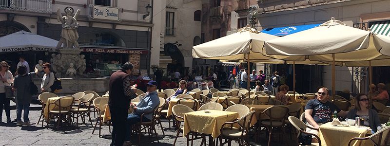 Torg med restauranger i centrala Amalfi stad.